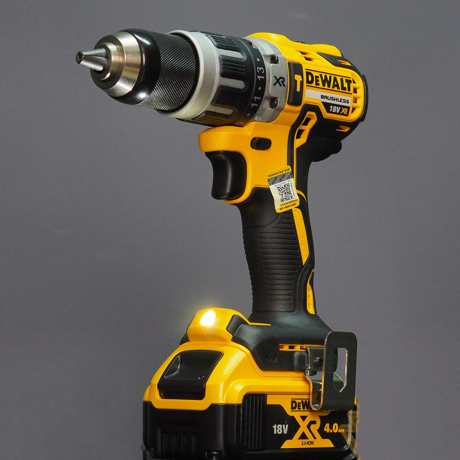 may-khoan-van-vit-dong-luc-dewalt-dcd796m2-b1-02