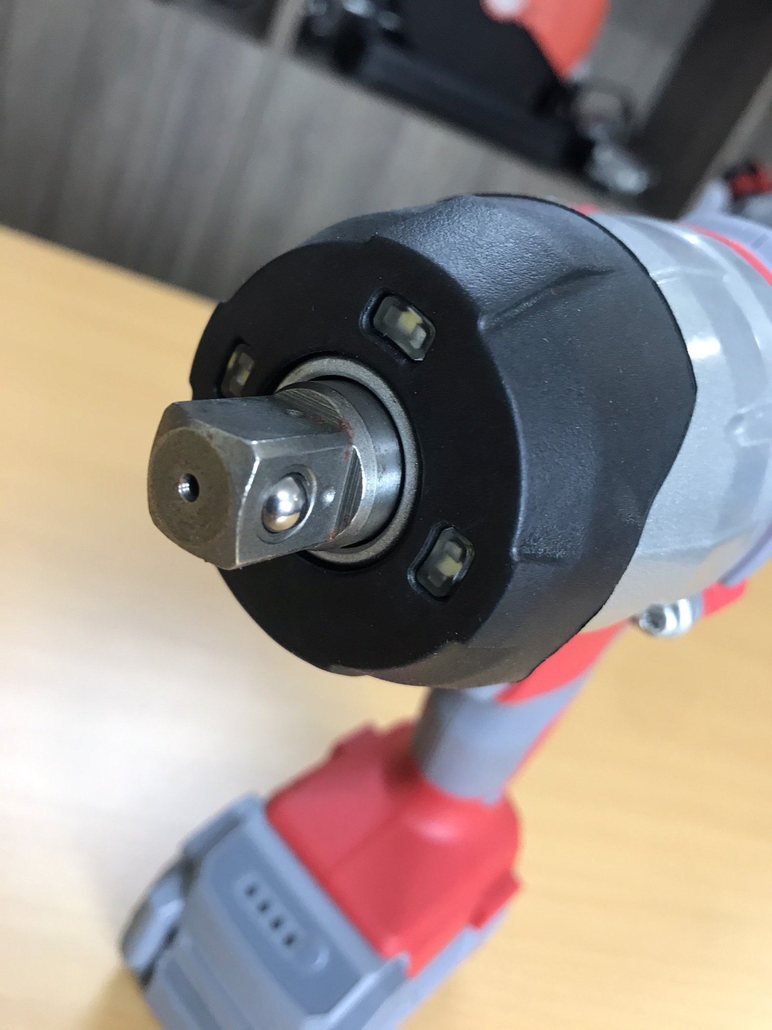 may-siet-bulong-btec-bt300-20v-01